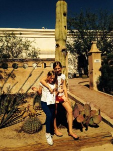 Saar & Roos bij een Cactus